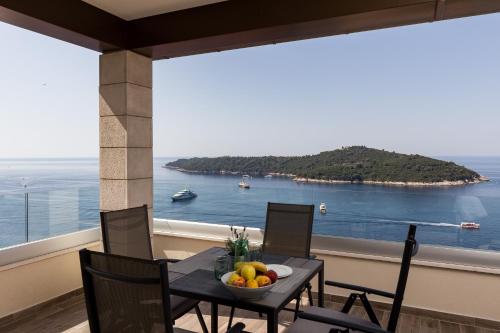 杜布罗夫尼克Amorino Of Dubrovnik Apartments的海景用餐室