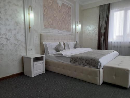奇姆肯特Dora Hotel的酒店客房设有两张床和窗户。