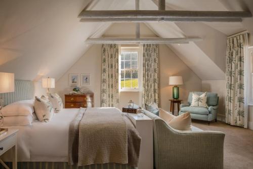 帕尔Brookdale Estate - Manor House的卧室配有床、椅子和窗户。
