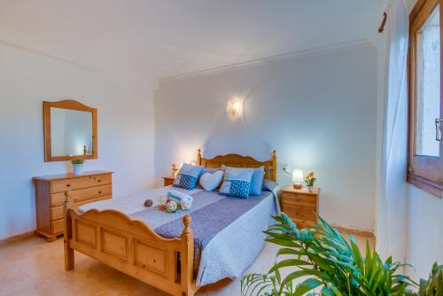 波连斯萨Ideal Property Mallorca - Verga的一间卧室配有一张带蓝色枕头和镜子的床