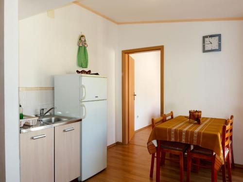 格拉达茨Apartment Rudez-2 by Interhome的厨房配有桌子和白色冰箱。