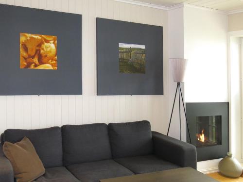 耶卢Apartment Havsdalshovda - HLD101 by Interhome的带沙发和壁炉的客厅
