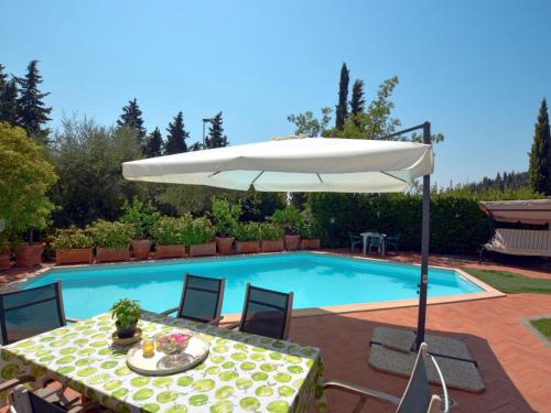 San MartinoHoliday Home Villa Lucia by Interhome的游泳池旁带遮阳伞的桌子