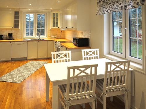 AnkarsrumHoliday Home Örnshult - SND155 by Interhome的厨房配有白色的桌椅