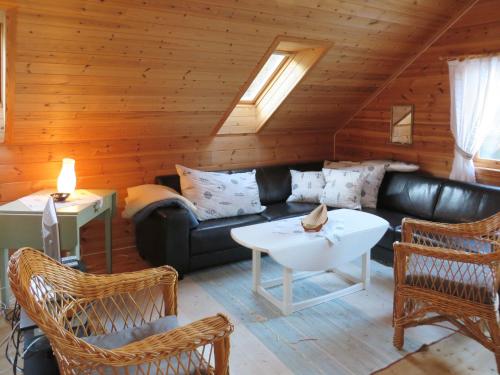 LundeHoliday Home Tufto - FJH659 by Interhome的客厅配有黑色真皮沙发和椅子