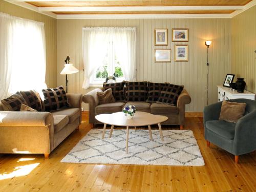 比尔克兰Holiday Home Haven - SOO334 by Interhome的客厅配有两张沙发和一张咖啡桌