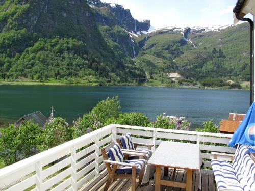 ÅseHoliday Home Indresfjord - FJS615 by Interhome的享有湖泊和山脉美景的阳台。