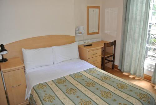 欧洲人酒店客房内的一张或多张床位