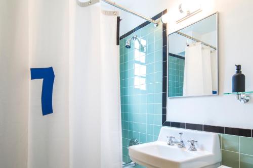 迈阿密海滩迈阿密写意酒店的一间带水槽和镜子的浴室