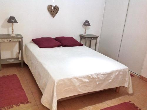 托农莱班Helvétia的一间卧室配有一张带2个床头柜的大型白色床