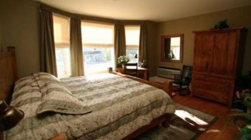 帕里桑德海边宾馆的一间卧室设有一张大床和一个窗户。