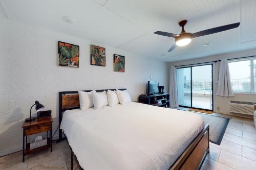 巴拿马城海滩Ambassador C5的一间卧室配有一张床和吊扇