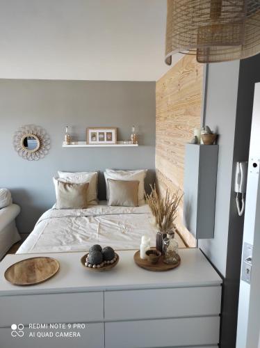 库尔瑟勒·苏尔·梅尔appartement belle vue的一间卧室配有一张床,上面放着一个食物托盘