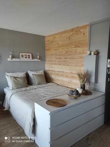 库尔瑟勒·苏尔·梅尔appartement belle vue的卧室配有白色的床和木制床头板