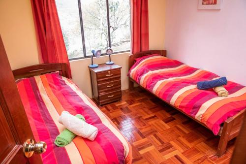 拉巴斯Colibrí Eco Lodge & Camping的两张睡床彼此相邻,位于一个房间里