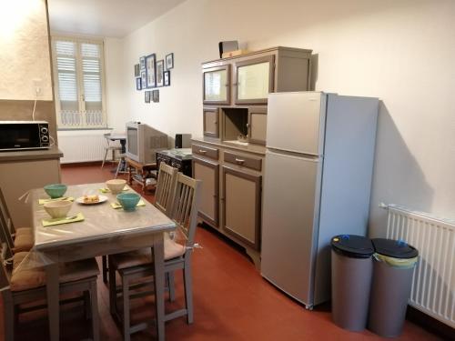 GuiseChez Louise的厨房配有桌子和冰箱