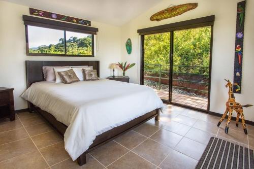 奎波斯城Villa Vista Hermosa - with breathtaking ocean view & WiFI的一间卧室设有一张床和一个大窗户