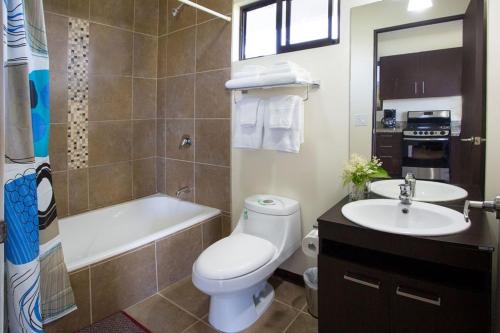 奎波斯城Villa Vista Hermosa - with breathtaking ocean view & WiFI的浴室配有卫生间、盥洗盆和浴缸。