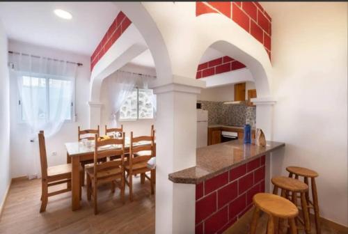 La GuanchaKarin House的厨房以及带桌椅的用餐室。