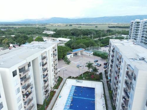 里考尔特Apartamento en Ricaurte的享有大楼和游泳池的空中景致