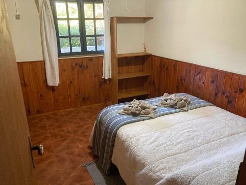 维奥康德马奥Casa Vista do Vale的一间卧室配有带毛巾的床