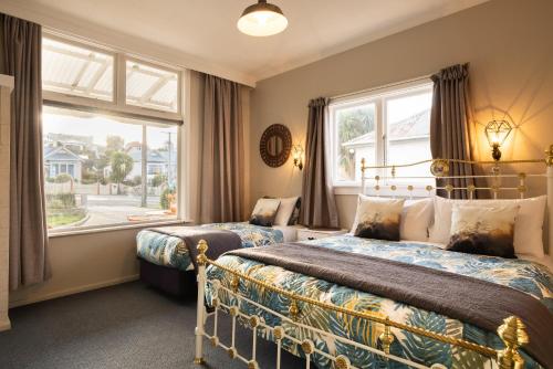 奥玛鲁奥马鲁背包客旅馆的一间卧室设有两张床和窗户。
