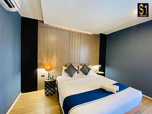 武里南S1 City Hotel Buriram的一间卧室,卧室内配有一张大床