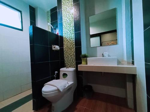 武里南The S Design Hotel的浴室配有白色卫生间和盥洗盆。
