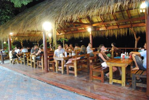 皮皮岛Phi Phi Rimlay Resort的一群坐在餐厅桌子上的人