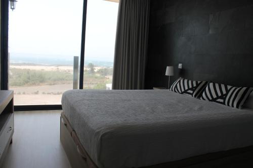 科蒂略Apartamentos Tocororo的一间卧室设有一张大床和一个大窗户