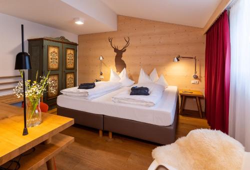 格拉弗瑙波斯特韦尔特酒店的一间卧室,卧室内配有一张大床