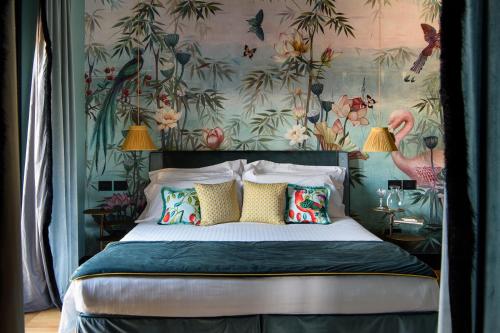 佛罗伦萨维罗纳丛林豪华套房住宿加早餐旅馆的一间卧室配有一张带花卉壁纸的床
