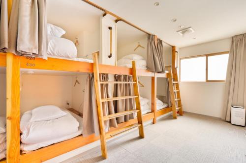大阪Hostel OGK的宿舍间内的一组双层床