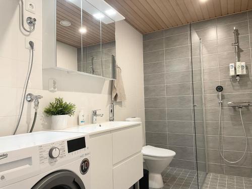 库奥皮奥Modern 1 bedroom apartment in Central Kuopio的浴室配有卫生间水槽和淋浴。
