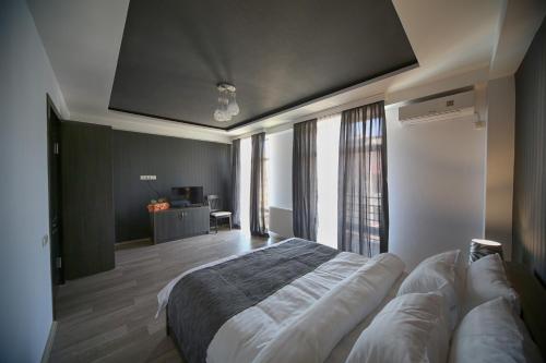 库塔伊西洲际大酒店的一间卧室设有一张大床和一个大窗户