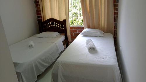 伊瓦格Apartamento Amoblado en Ibagué的带窗户的客房内设有两张单人床。