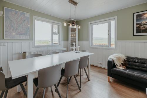 BarðBrúnastaðir Holiday Home的一间配备有白色桌椅的用餐室