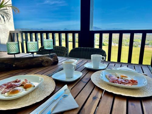 阿尔加德萨Amazing Sea View La Hacienda Alcaidesa Links Golf Beach Resort的一张木桌,上面放着两盘食物