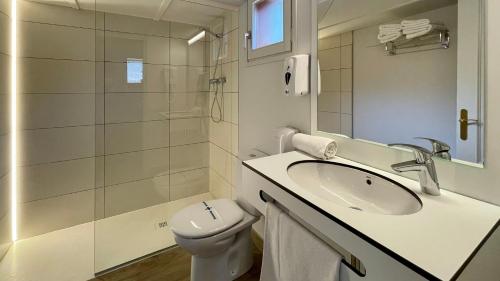 贝尔加贝尔加度假村的白色的浴室设有水槽和卫生间。