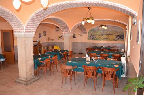 Chlumec娜博杰斯莫特瑞斯特旅馆的一间配备有蓝色桌椅的用餐室