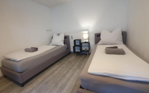 多瑙河畔诺伊堡Neuburg Center Appartments的配有2张床的木地板客房