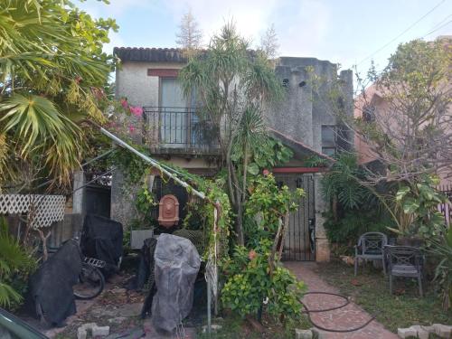 坎昆Caribbean Paradise的带阳台的庭院