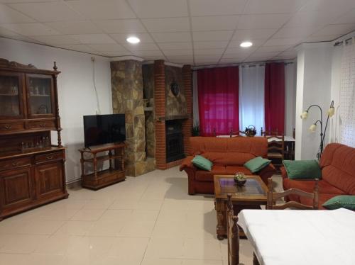 卡尼亚马雷斯Hostal Cañamares的客厅配有两张沙发和一台电视机