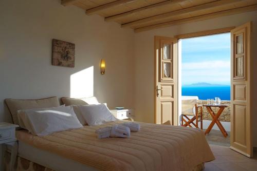 乔拉弗雷恩多斯Kallisti Hotel的一间卧室设有一张床,享有海景