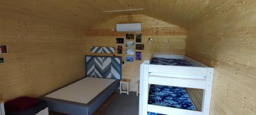 TreimaniTeeveere Summer House的小木屋内带两张床的房间