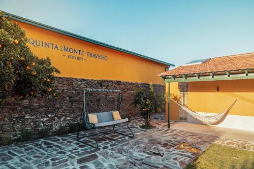 塔布阿苏Quinta do Monte Travesso - Country Houses & Winery的大楼前带吊床的天井