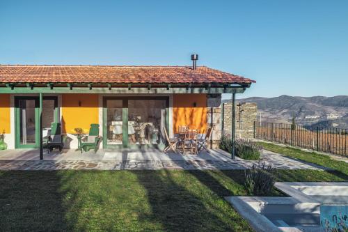塔布阿苏Quinta do Monte Travesso - Country Houses & Winery的一座带庭院和庭院的房子