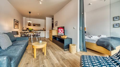 卡尔帕奇Apartament Triventi 99 z Widokiem - 5D Apartamenty的带沙发、床和桌子的客厅