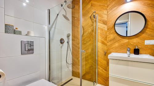 卡尔帕奇Apartament Triventi 99 z Widokiem - 5D Apartamenty的带淋浴、盥洗盆和镜子的浴室