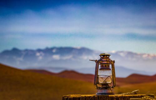 马拉喀什Camp Cameleon的灯笼坐在柱子上,享有山景